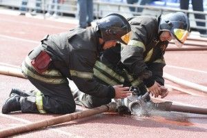 Общество, Безопасность. Соревнования по боевому развертыванию пожарных расчетов в учебном центре МЧС.