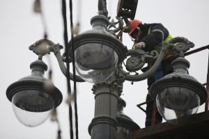 На Кремлевской набережной установили исторические фонари
