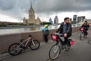 Москвичи могут прокатиться на на велосипеде по Лужнецкой набережной в рамках начала нового велосезона. Фото: "Вечерняя Москва"
