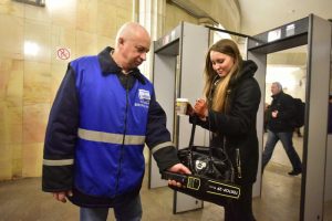 Сотрудник безопасности метрополитена проверяет пассажира подземки. Фото: Антон Гердо, "Вечерняя Москва"