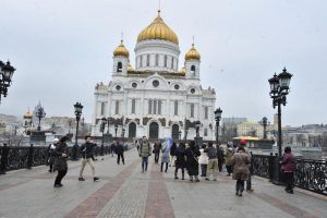 Экскурсии начнутся от храма Христа Спасителя. Фото: "Вечерняя Москва"