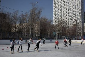 При соответствующих погодных условиях ледовые площадки будут поддерживаться. Фото: "Вечерняя Москва"