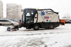 Новую технику будут использовать в период обильных снегопадов не только для переброски снега, но и для подметания дворов. Фото: "Вечерняя Москва"
