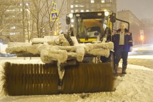 Проезжие части, дворы, тротуары работники чистят руками и при помощи техники. Фото: Михаил Савкин, «Вечерняя Москва»