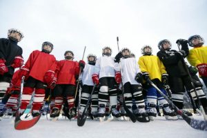 В игре примут участие 30 уличных хоккеистов со всех округов Москвы. Фото: «Вечерняя Москва»