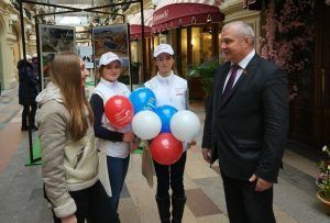 Депутат Московской государственной думы Анатолий Выборный с волонтерами. Фото: Мария Иванова, «Вечерняя Москва»