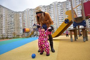 Детские площадки района оборудуют резиновыми покрытиями. Фото: Антон Гердо, «Вечерняя Москва»