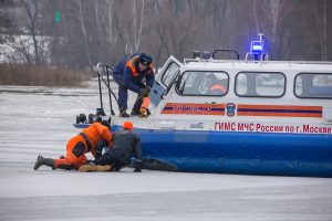 Выход на лёд запрещён! Фото: Пресс-служба Управления по ЦАО Главного управления МЧС России по г. Москве