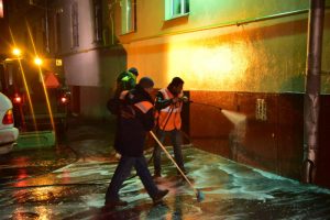 Около 150 человек провели ремонт цоколей и крылец в районе. Фото: Антон Гердо, «Вечерняя Москва»