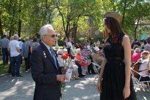 Партийцы ЦАО поздравили ветеранов во всех парках. Фото: пресс-служба префектуры ЦАО