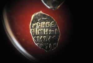 Археологи нашли в Соймоновском парке воровскую монету XVIII столетия. Фото: Александр Кожохин, «Вечерняя Москва»