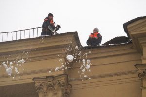 Специалисты «Жилищника» очистили от снега 78 крыш в районе. Фото: Павел Волков, «Вечерняя Москва»