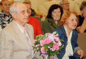 Семью из района поздравили с 65-летием супружеской жизни. Фото: предоставлено управой района Хамовники