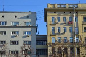 Специалисты запланировали завершить ремонт фасада дома в районе. Фото: Анна Быкова