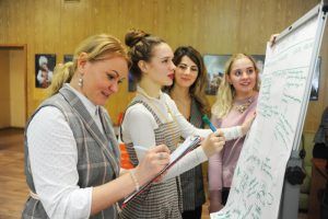 Сотрудники лингвистического университета организуют научный семинар для молодых ученых. Фото: Светлана Колоскова, «Вечерняя Москва»