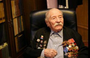 Префект Центрального административного округа поздравил ветерана Великой Отечественной войны. Фото: Денис Кондратьев