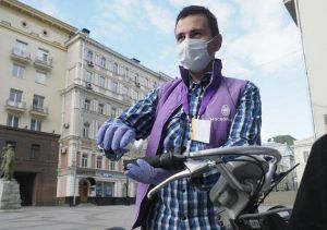 Как выполняется поручение мэра по поддержке москвичей на самоизоляции. Фото: Антон Гердо, «Вечерняя Москва»