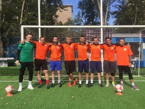 Участники футбольного клуба «Хамовники» организуют онлайн-занятие по мини-футболу. Фото: управа района Хамовники