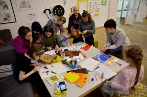 Сотрудники Московского дома фотографии организуют мастер-класс для детей. Фото: Анна Быкова