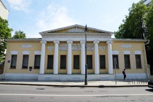 Сотрудники музея имени Льва Толстого закроют выставку. Фото: Анна Быкова