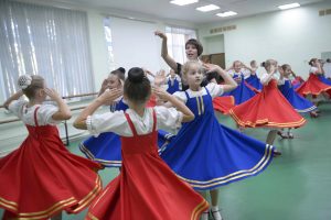 Онлайн-урок танцев организуют сотрудники филиала «Хамовники». Фото: Наталья Феоктистова, «Вечерняя Москва»
