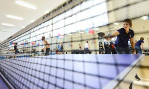 Любителей настольного тенниса пригласили на открытую тренировку в досуговом центре. Фото: Натали Феоктистова, «Вечерняя Москва»
