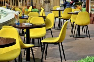 Более 100 кафе и ресторанов подали заявки на создание у себя безковидных зон. Фото: Анна Быкова