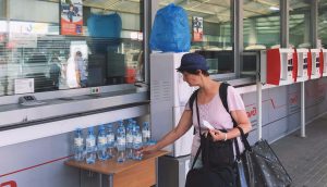 Акция по раздаче питьевой питьевой воды горожанам продолжается в Москве. Фото: сайт мэра Москвы
