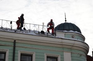 Погибшая в Измайлово женщина проигнорировала меры безопасности при чистке крыши. Фото: Анна Быкова