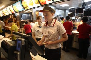 Рестораны McDonald's в России откроются вновь уже через полтора месяца. Фото: Павел Волков, «Вечерняя Москва»