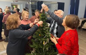 Мастер-класс по украшению новогодней елки прошел в ЦМД района. Фото с сайта центра