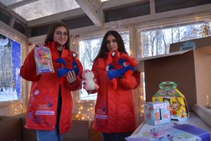 Первые 30 тыс новогодних подарков от мэра Москвы привезли волонтеры на новые территории. Фото: Анна Малакмадзе, «Вечерняя Москва»
