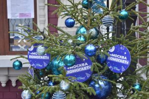 Новогодние подарки в пунктах «Москва помогает» принимают более 1,4 тыс волонтеров. Фото: Анна Малакмадзе, «Вечерняя Москва»