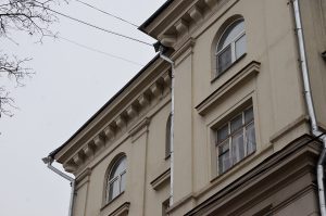 Собственник демонтировал незаконную постройку в районе. Фото: Анна Быкова, «Вечерняя Москва»