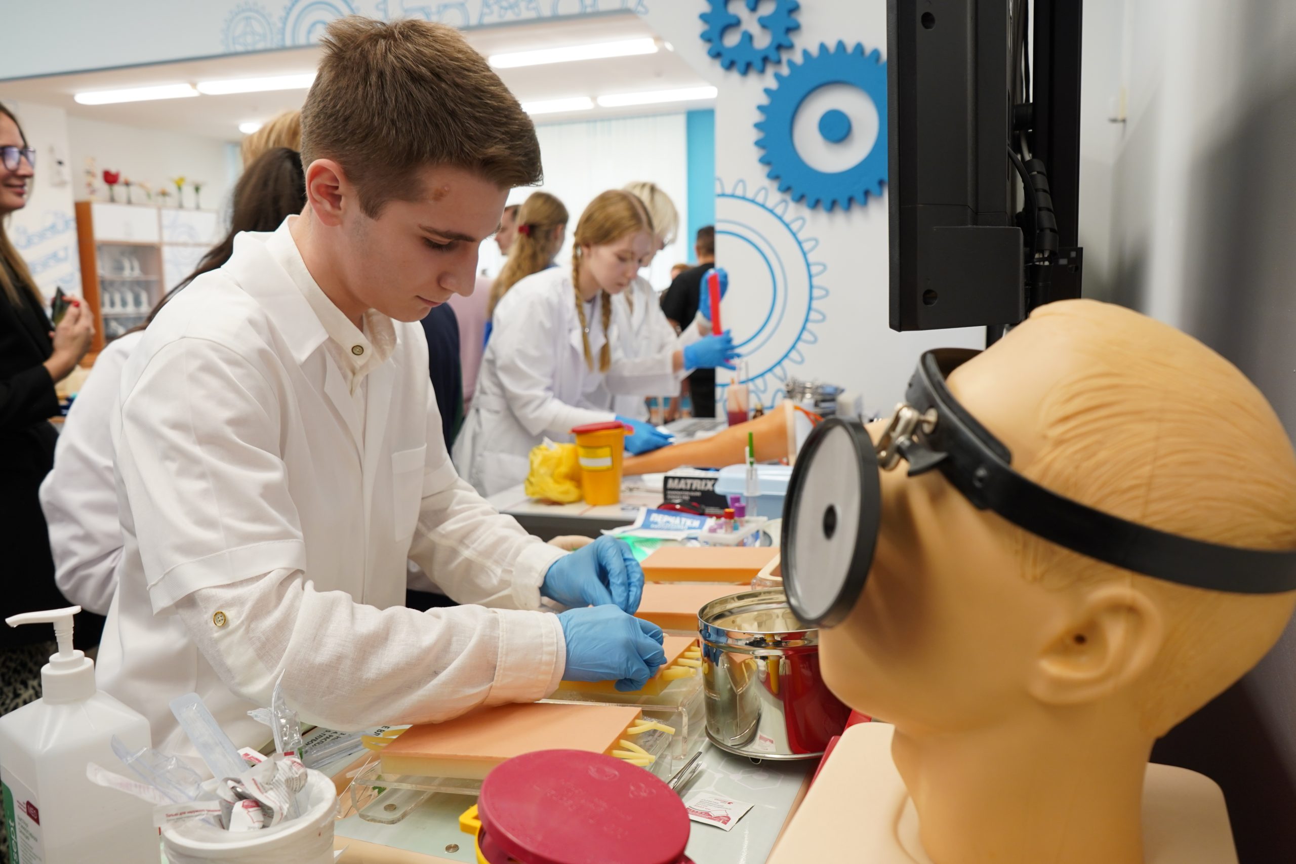 Учебный медицинский класс. Студенты в лаборатории. Проект медицинский класс в школе. Школы с медицинским уклоном. Сеченовский медицинский университет.