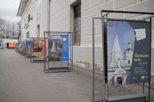 Стендовая фотовыставка открылась на территории Музея Москвы. Фото: пресс-служба культурного учреждения