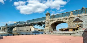 Столичные службы проведут пескоструйную очистку Андреевского моста. Фото: сайт мэра Москвы