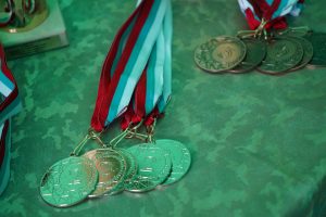 Золото на международной арене: медали победителей олимпиад по астрономии передали на выставку. Фото: Анна Быкова, «Вечерняя Москва»