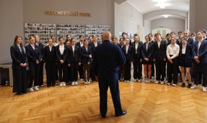 Герой России Геворк Исаханян посетил фотовыставки в школе №1529. Фото: страница школы в социальных сетях
