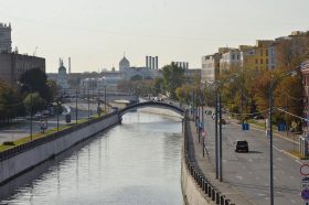 Специалисты провели плановый ремонт набережных в районе. Фото: Анна Быкова, «Вечерняя Москва»