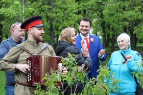 «Сирень Победы»: акция состоялась в сквере Девичье поле. Фото: официальная страница управы района Хамовники в социальных сетях