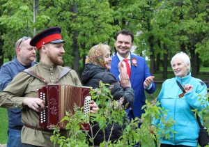 «Сирень Победы»: акция состоялась в сквере Девичье поле. Фото: официальная страница управы района Хамовники в социальных сетях