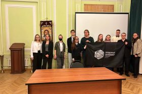 Историческую лекцию провели активисты Молпалаты района. Фото: официальная страница Молодежной палаты района Хамовники в социальных сетях.