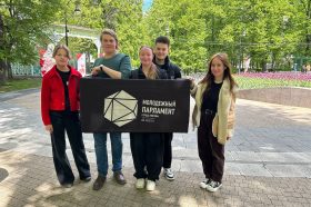 Активисты Молпалаты района помогли организовать мероприятие в сквере Девичьего поля. Фото: официальная страница Молодежной палаты района Хамовники в социальных сетях