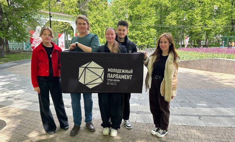 Активисты Молпалаты района помогли организовать мероприятие в сквере Девичьего поля. Фото: официальная страница Молодежной палаты района Хамовники в социальных сетях