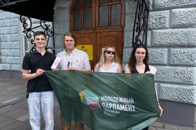 Просветительскую акцию провели юные парламентарии района. Фото: страница Молодежной палаты района Хамовники в социальных сетях
