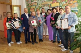 Награждение лучших социальных работников прошло в управе района. Фото: страница управы района Хамовники в социальных сетях