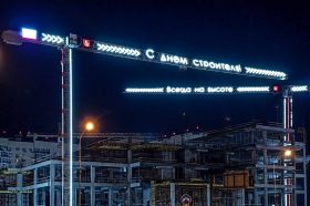 На Лужнецкой набережной появятся поздравления ко Дню строителя. Фото: сайт мэра Москвы
