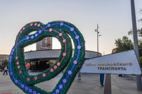 Станцию метро в районе украсили ко Дню Московского транспорта. Фото: Telegram-канал Дептранс Москвы