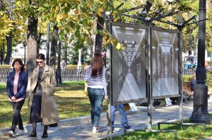 На Гоголевском бульваре представили стендовую выставку. Фото: Анна Быкова, «Вечерняя Москва»